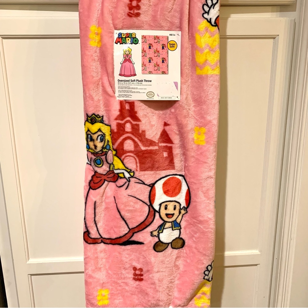 SUPER MARIO BROTHERS PEACHS CASTLE PRINCESS OVERSIZED SOFT PLUSH THROW 50in/70in - Picture 2 of 3